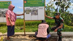 Diterpa Angin Hingga Roboh, Papan Sketsel TMMD Kembali Tegak Berkat Kekompakan TNI dan Warga
