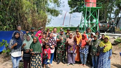 Wujud Syukur Sumur Bor Rampung, Warga Gadungsari Antusias Berfoto Bersama Kasdam IV/Diponegoro