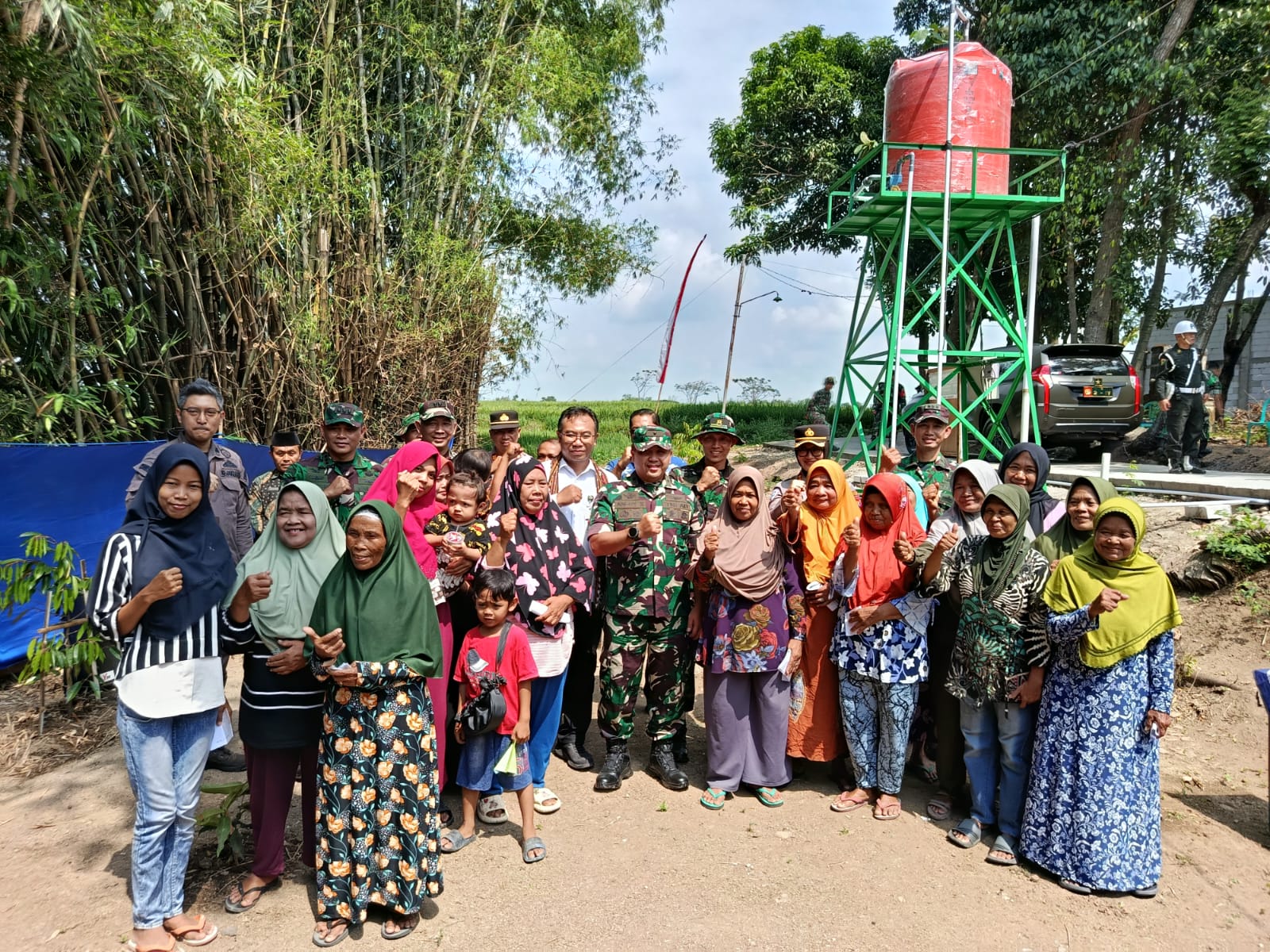 Wujud Syukur Sumur Bor Rampung, Warga Gadungsari Antusias Berfoto Bersama Kasdam IV/Diponegoro