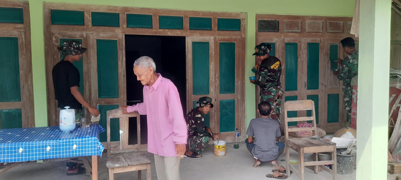 Raut Muka Sumringah Mbah Dirto Martono (65th), Rumahnya Sudah Mulai Tahap Pengecatan