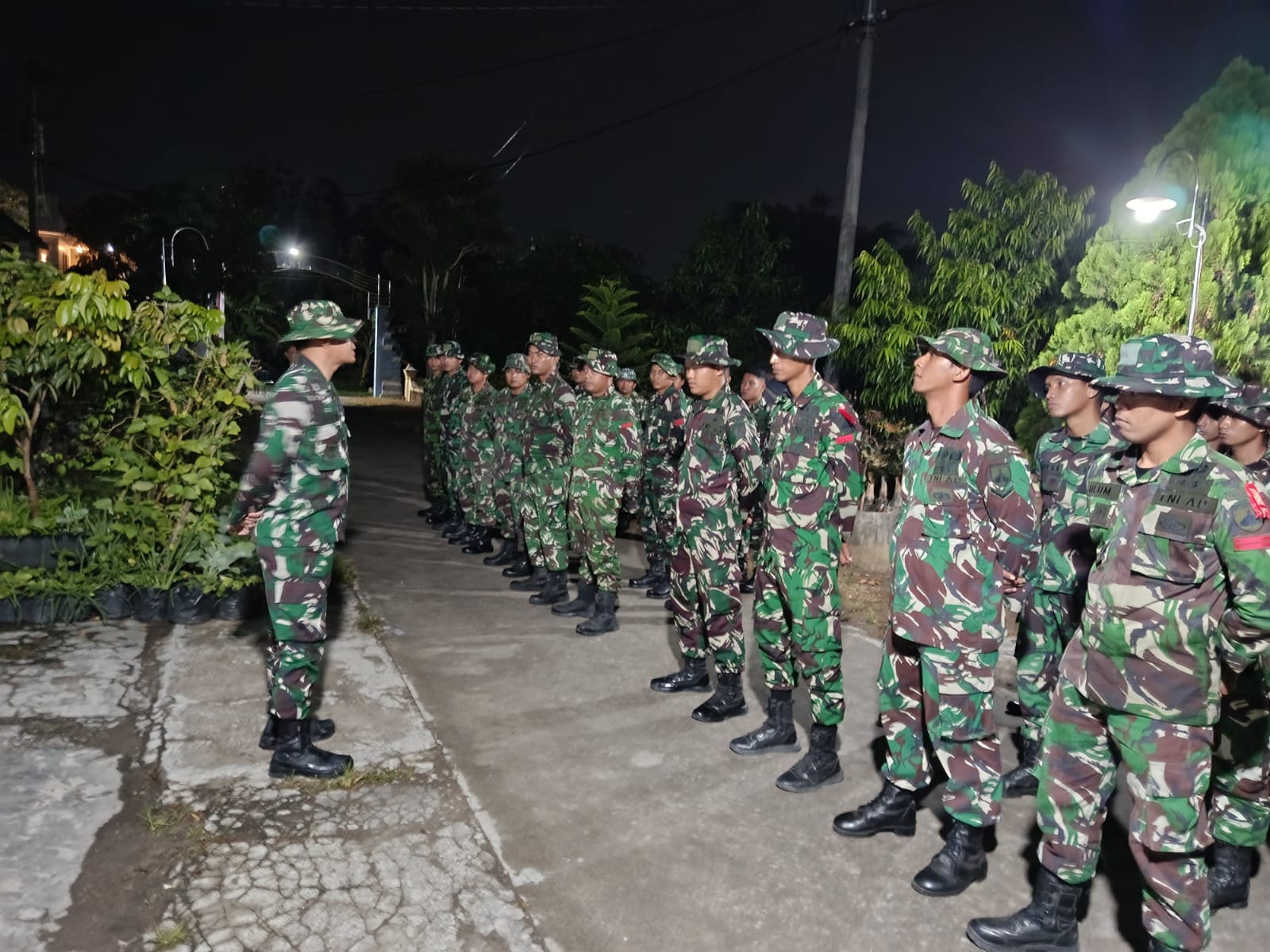 Jaga Kedisiplinan dan Evaluasi Kerja, Danramil 02/Karangmalang Pimpin Apel Malam Satgas TMMD ke-128 di Desa Puro