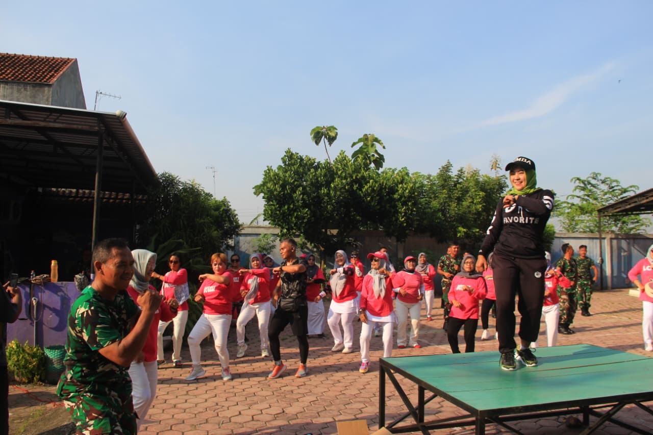 Puro Bergoyang Satgas TMMD Reg 128 Kodim Sragen dan Buseli Serbu Balai Desa