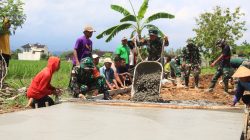 Tinjau Lokasi TMMD Reguler ke-128, Dansatgas Turun Tangan Ikut Cor Jalan di Desa Puro