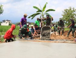 Tinjau Lokasi TMMD Reguler ke-128, Dansatgas Turun Tangan Ikut Cor Jalan di Desa Puro