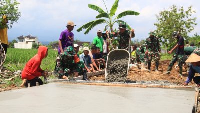 Tinjau Lokasi TMMD Reguler ke-128, Dansatgas Turun Tangan Ikut Cor Jalan di Desa Puro