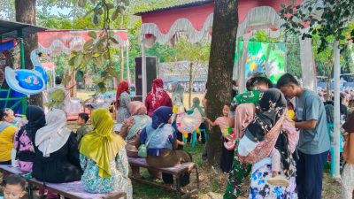 Ratusan warga Desa Puro tampak antusias menyaksikan upacara penutupan TMMD Reguler ke-128 Kodim 0725/Sragen