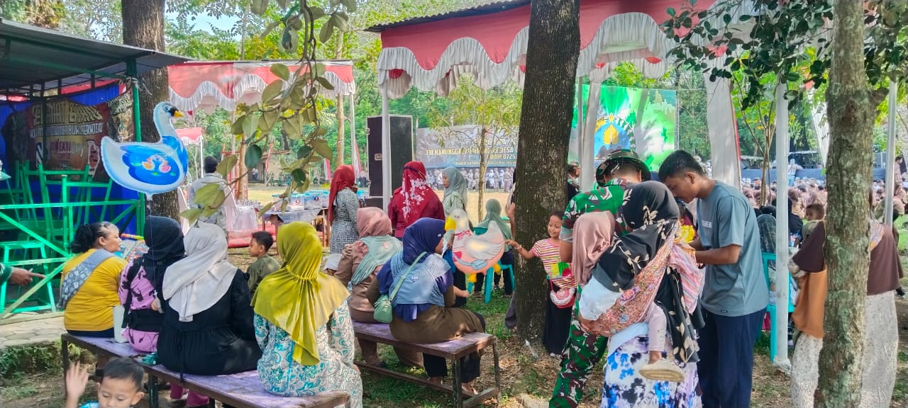 Ratusan warga Desa Puro tampak antusias menyaksikan upacara penutupan TMMD Reguler ke-128 Kodim 0725/Sragen
