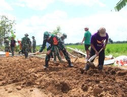Keteladanan di Lapangan, Dansatgas TMMD Ikut Mencangkul Bersama Warga