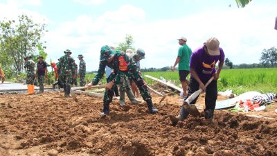 Keteladanan di Lapangan, Dansatgas TMMD Ikut Mencangkul Bersama Warga