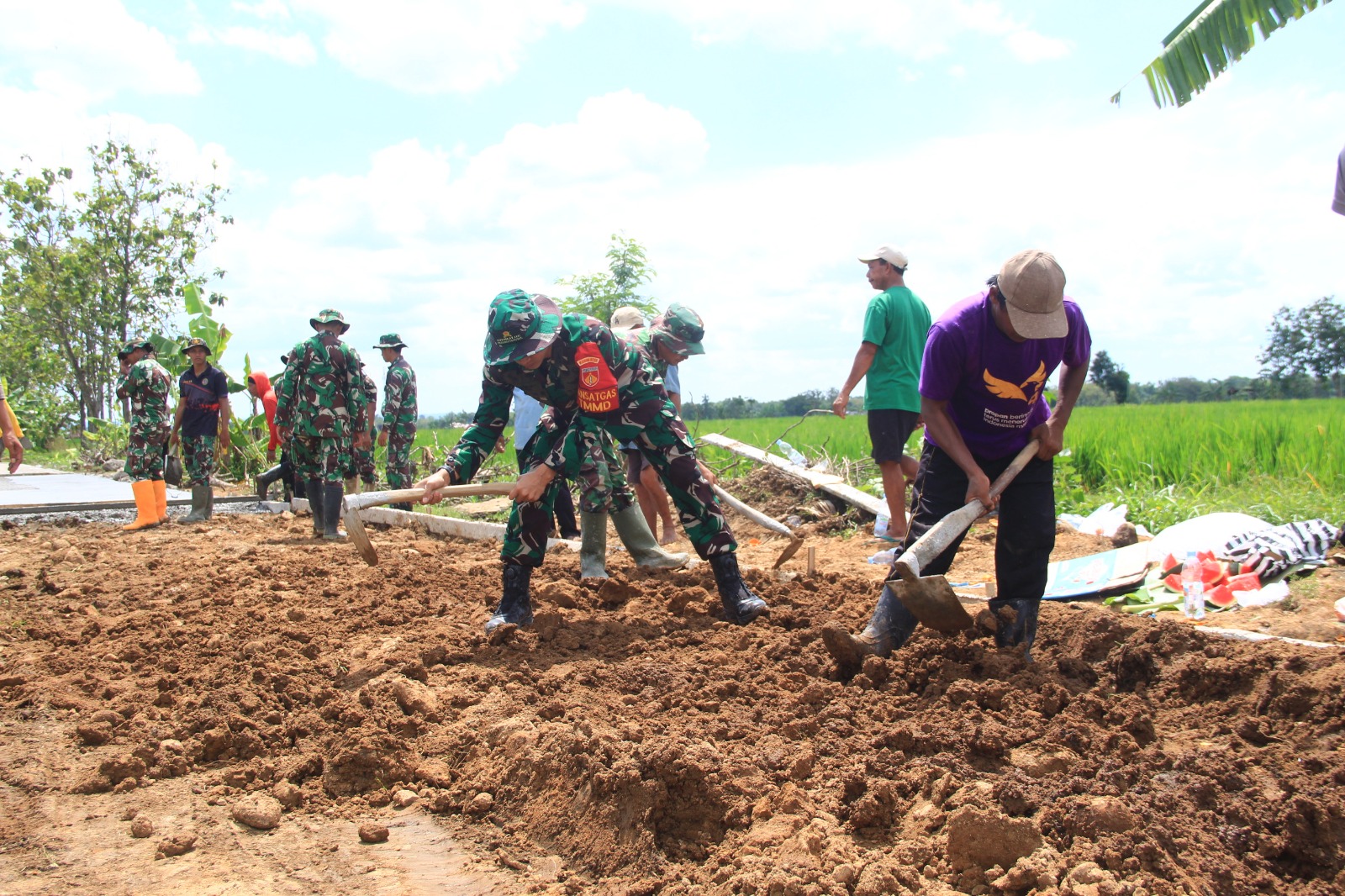Keteladanan di Lapangan, Dansatgas TMMD Ikut Mencangkul Bersama Warga