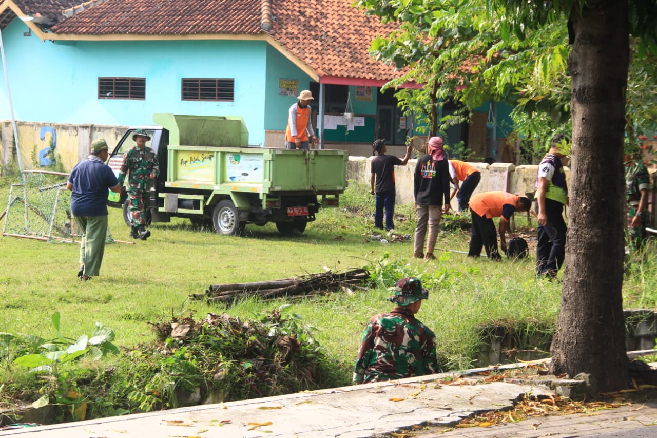 Sinergi Tanpa Batas Satgas TMMD Reguler ke-128 Kodim Sragen Bersama Relawan dan Warga Percantik Kelurahan Plumbungan
