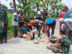 Kebersamaan di Balik Pengecoran Jalan, Satgas TMMD dan Warga Sarapan Bersama di Tengah Sawah