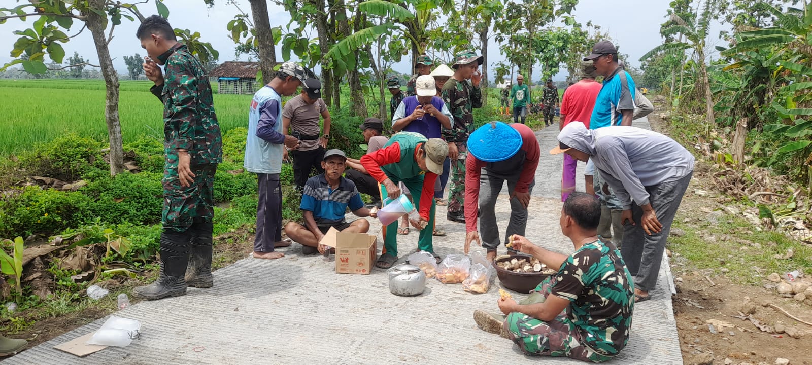 Kebersamaan di Balik Pengecoran Jalan, Satgas TMMD dan Warga Sarapan Bersama di Tengah Sawah