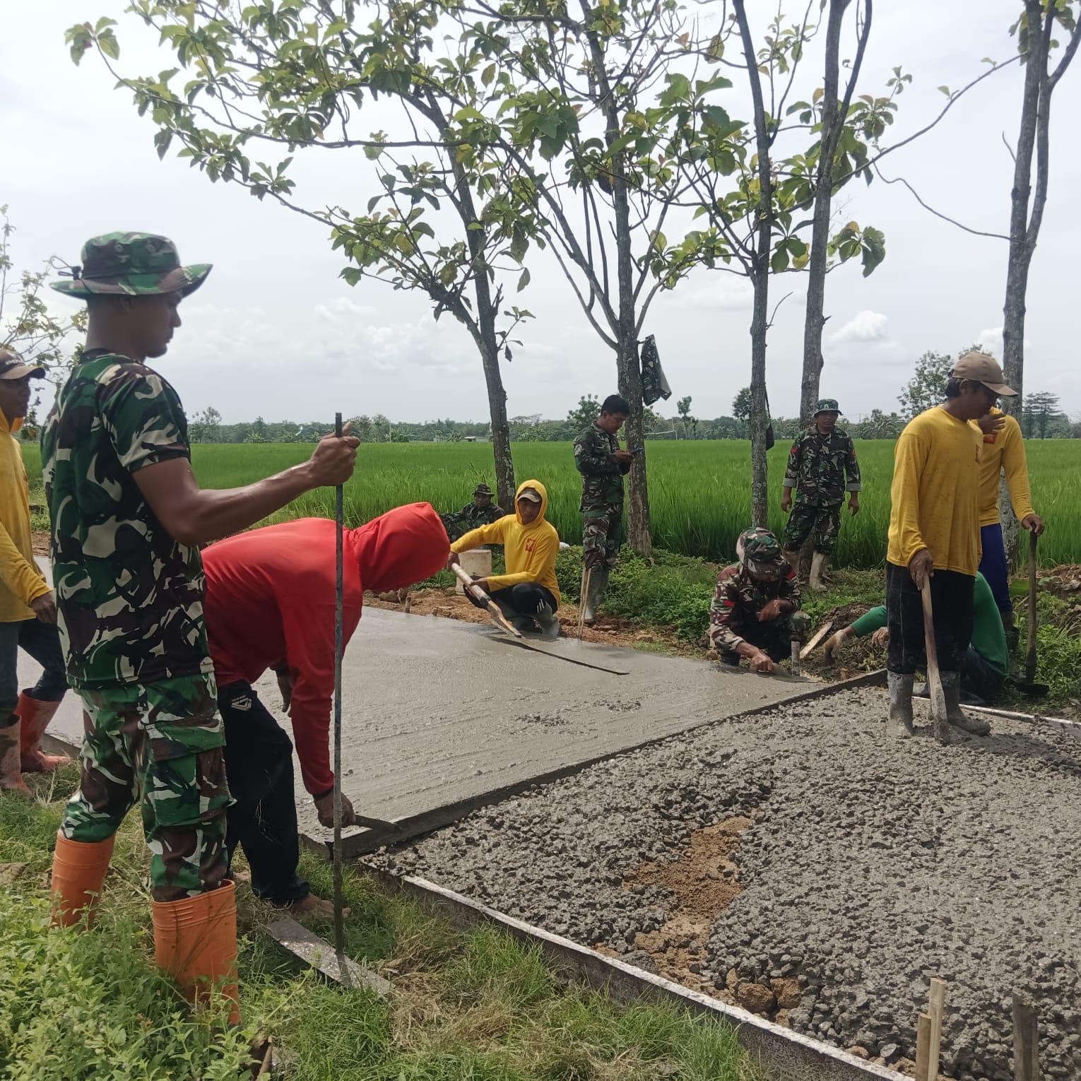 Dansatgas TMMD Reguler ke-128 Pantau Ketat Progres Pengecoran Jalan