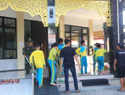 Kegiatan Non Fisik TMMD, Masjid Juanda Dibersihkan Satgas dan Warga