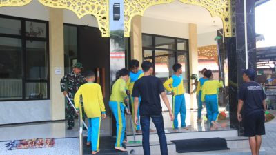Kegiatan Non Fisik TMMD, Masjid Juanda Dibersihkan Satgas dan Warga