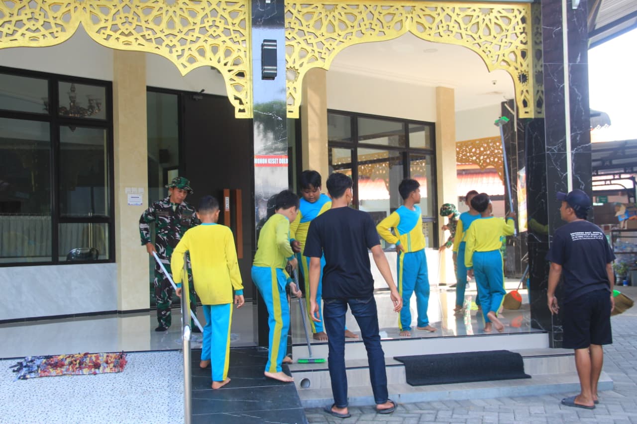 Kegiatan Non Fisik TMMD, Masjid Juanda Dibersihkan Satgas dan Warga