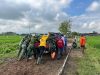 Satgas TMMD Dan Warga Mendorong Mobil Matrial Terjebak Di Lumpur