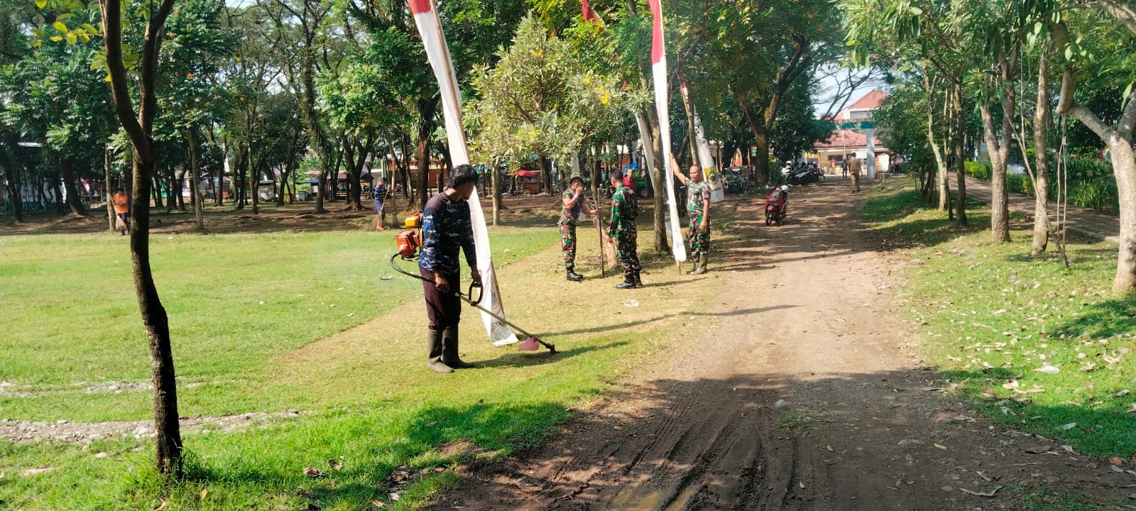 Anggota Satgas TMMD Reguler Ke-128 Kodim 0725/Sragen Percantik Taman Harmoni Desa Puro Jelang Penutupan