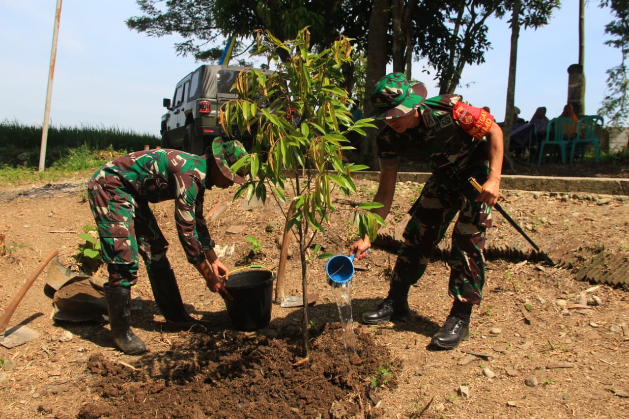 Tanam Durian di Lokasi Sumur Bor, Dansatgas Ingin Manfaat TMMD Terus Tumbuh