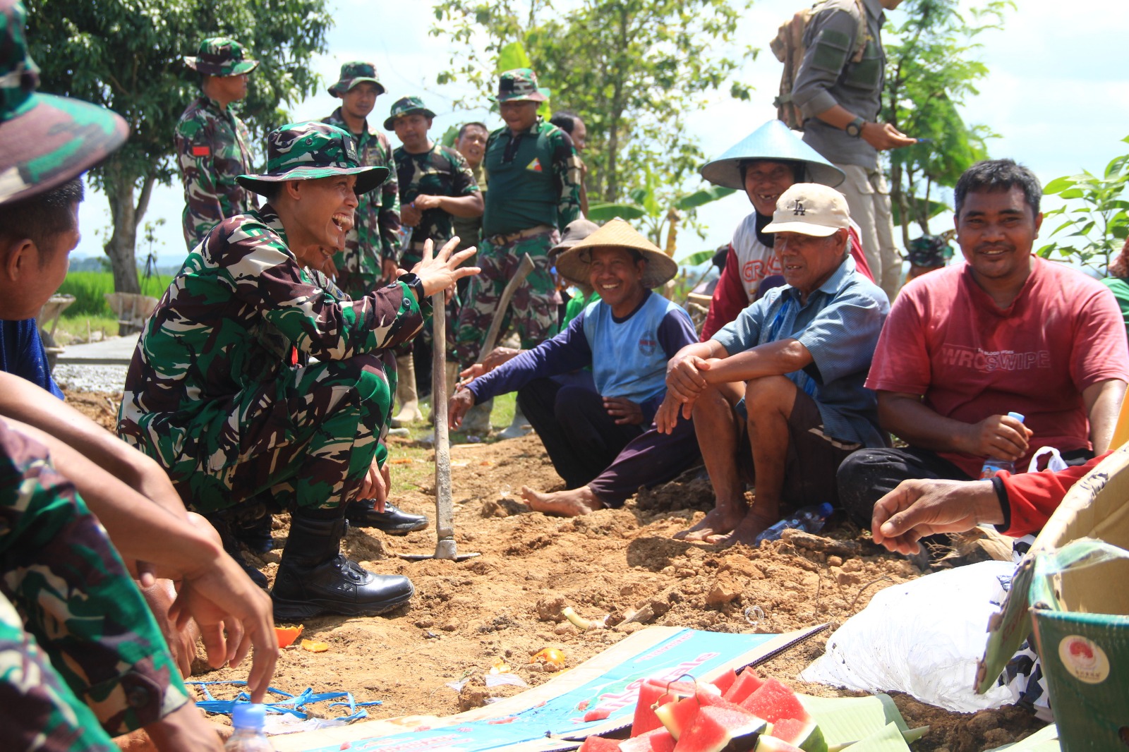 Canda Hangat di Tengah Pengecoran, Dansatgas TMMD Apresiasi Kekompakan Satgas dan Warga