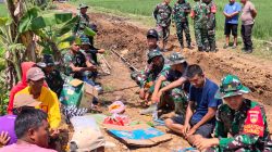 Dansatgas TMMD dan Warga Nikmati Waktu Istirahat Bersama