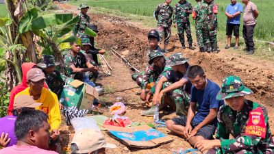 Dansatgas TMMD dan Warga Nikmati Waktu Istirahat Bersama