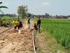 *Cor Jalan belum 100%, warga inisiatif pasang tiang penerangan*
