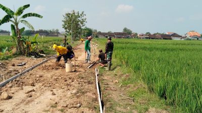 *Cor Jalan belum 100%, warga inisiatif pasang tiang penerangan*