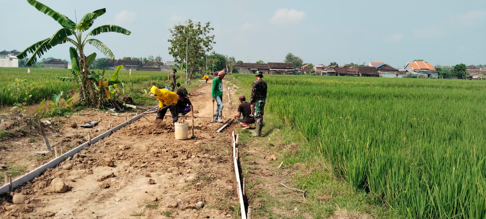 *Cor Jalan belum 100%, warga inisiatif pasang tiang penerangan*