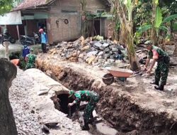 Babinsa Miri dan Warga Kompak Benahi Gorong-Gorong Demi Kelancaran Drainase