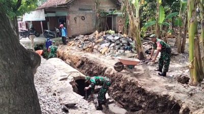 Babinsa Miri dan Warga Kompak Benahi Gorong-Gorong Demi Kelancaran Drainase