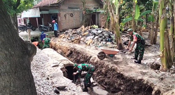Babinsa Miri dan Warga Kompak Benahi Gorong-Gorong Demi Kelancaran Drainase