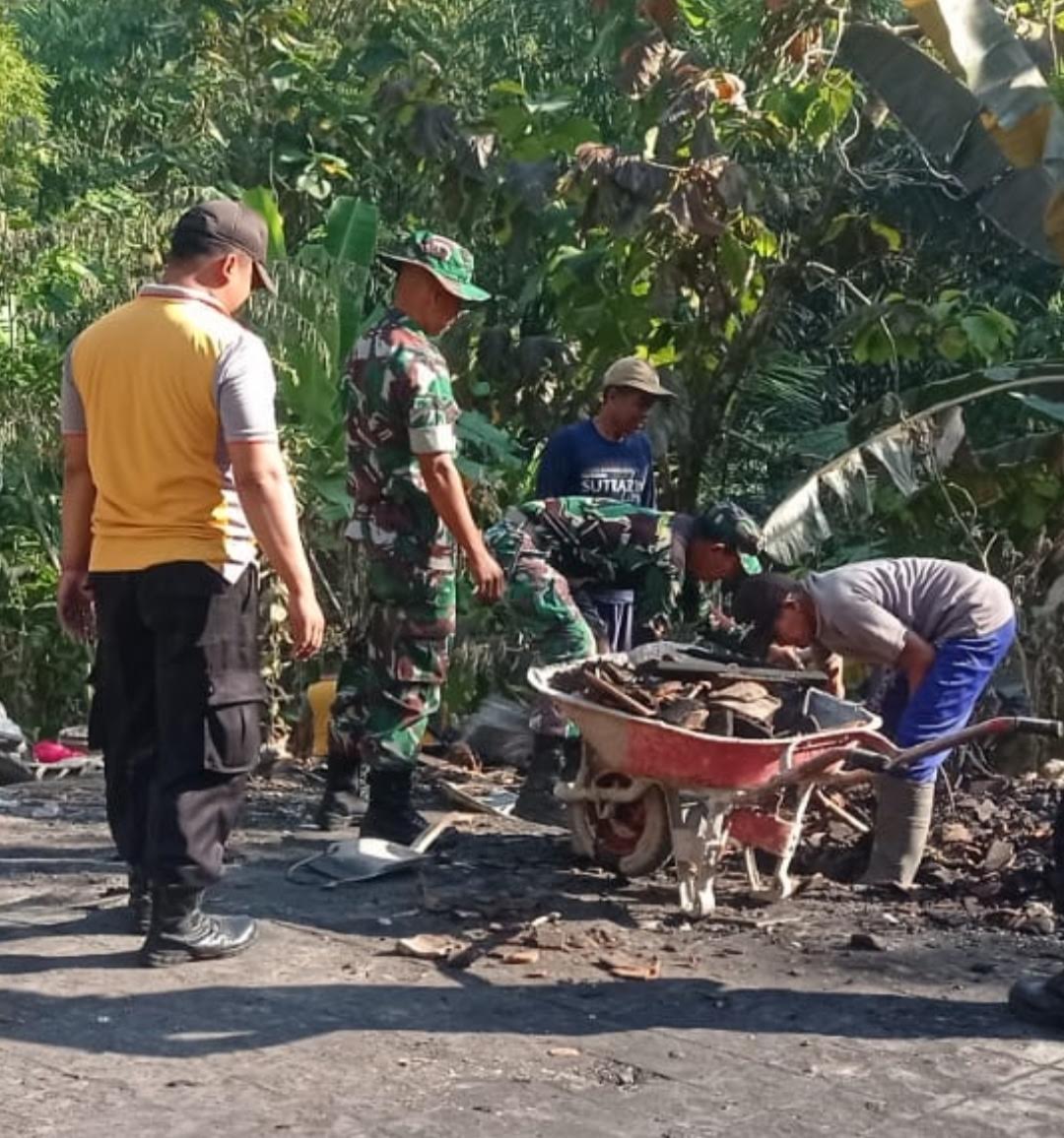 Duka Warga Adalah Duka Kami, Sinergi Babinsa dan Bhabinkamtibmas Bantu Korban Rumah Roboh