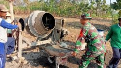 Semangat Gotong Royong, Serma Eko Budi Bersama Warga Jurangjero Tuntaskan Pengecoran Jalan