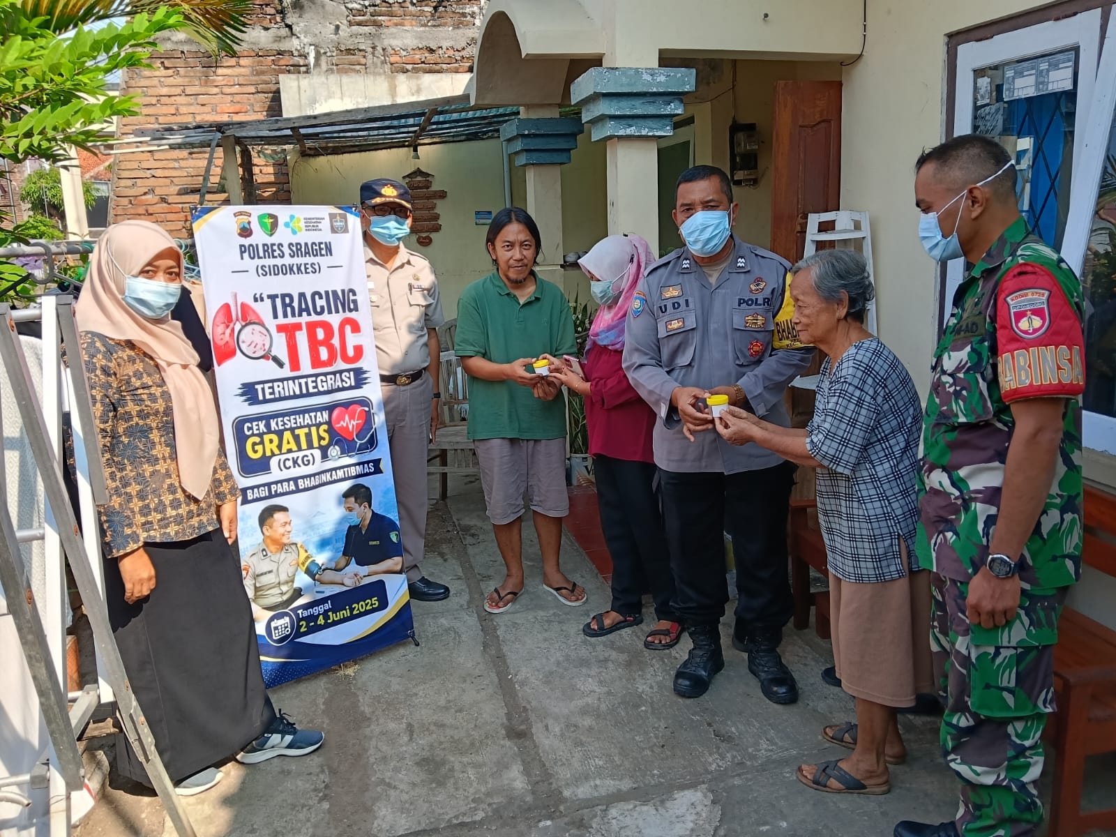 Cegah Penyebaran TBC, Babinsa Bersama Bhabinkamtibmas dan Bidan Desa Lakukan Tracing Keluarga Almarhum Ketua RW 09