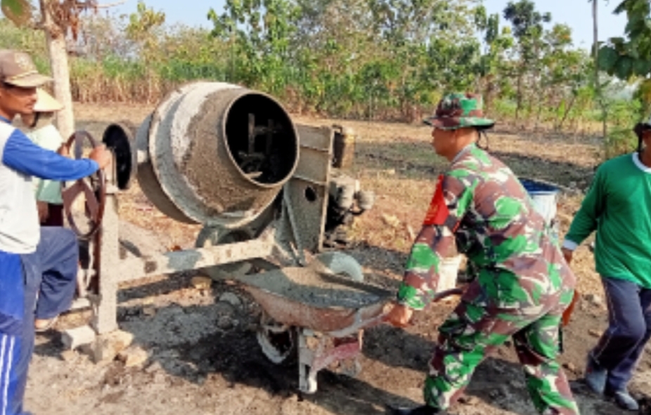 Semangat Gotong Royong, Serma Eko Budi Bersama Warga Jurangjero Tuntaskan Pengecoran Jalan