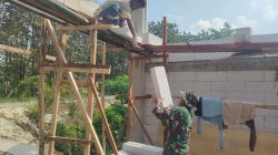 Singsingkan Lengan Baju, Babinsa Bantu Warga Bangun Rumah