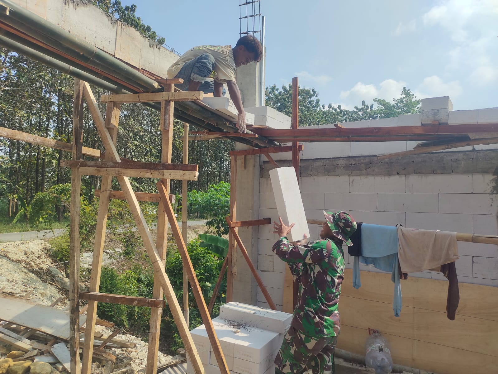 Singsingkan Lengan Baju, Babinsa Bantu Warga Bangun Rumah