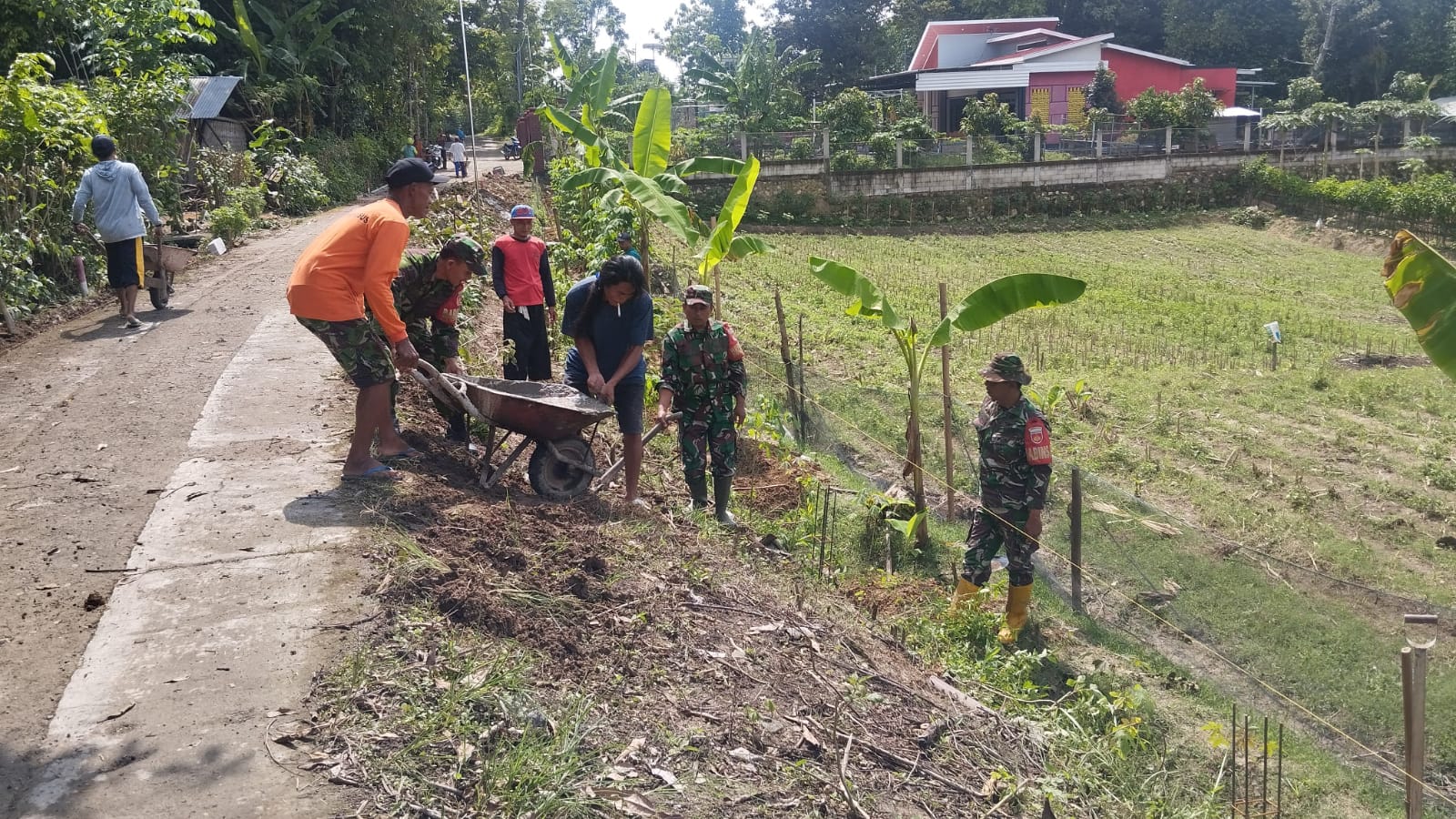 Bahu Membahu di Lokasi Talud, Tri Mawardi  Kobarkan Semangat Gotong Royong