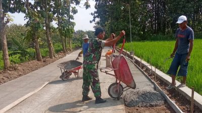 Babinsa Terjun ke Lokasi Cor Jalan, Wujudkan Akses Desa yang Lebih Baik