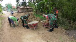 Gotong Royong Tak Pernah Usang, Babinsa dan Warga Doyong Bersatu Perbaiki Jalan Demi Kelancaran Aktivitas Gotong Royong Tak Pernah Usang, Babinsa dan Warga Doyong Bersatu Perbaiki Jalan Demi Kelancaran Aktivitas