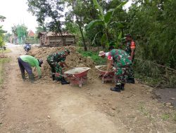 Gotong Royong Tak Pernah Usang, Babinsa dan Warga Doyong Bersatu Perbaiki Jalan Demi Kelancaran Aktivitas