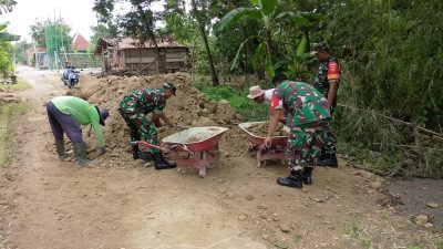 Gotong Royong Tak Pernah Usang, Babinsa dan Warga Doyong Bersatu Perbaiki Jalan Demi Kelancaran Aktivitas Gotong Royong Tak Pernah Usang, Babinsa dan Warga Doyong Bersatu Perbaiki Jalan Demi Kelancaran Aktivitas
