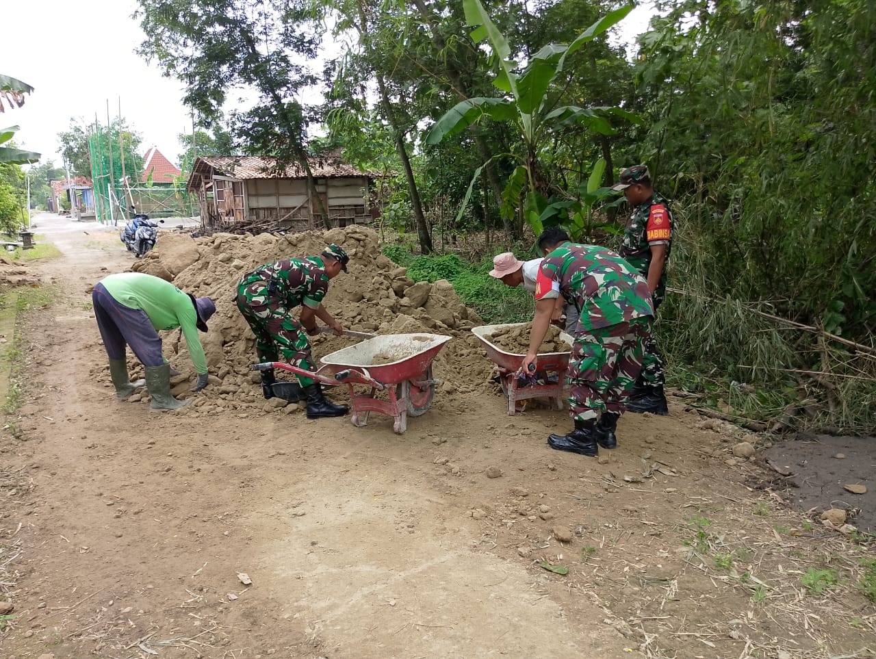 Gotong Royong Tak Pernah Usang, Babinsa dan Warga Doyong Bersatu Perbaiki Jalan Demi Kelancaran Aktivitas