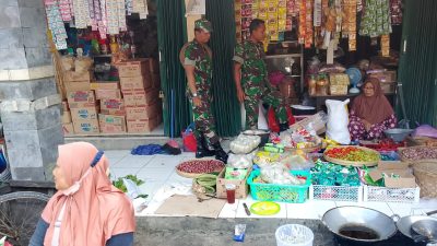 Dari Lapak ke Lapak, Babinsa Pantau Harga Kebutuhan Pokok Warga
