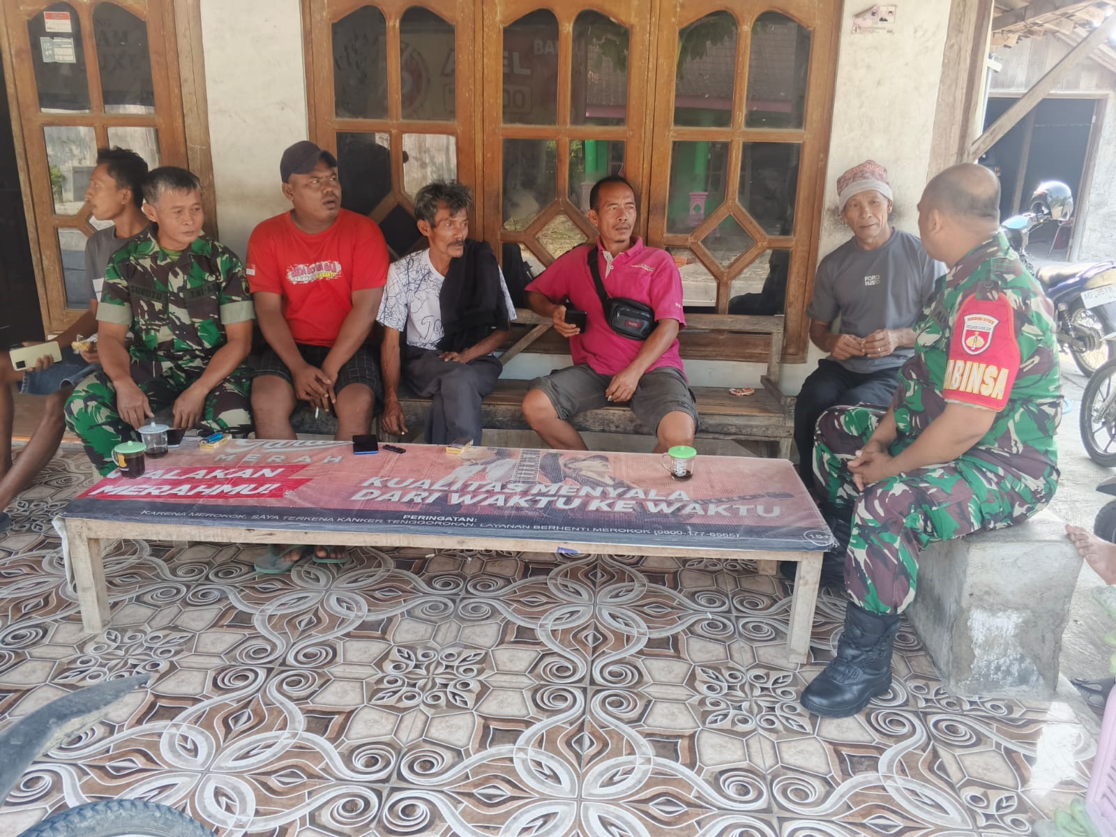 Ciptakan Suasana Hangat, Babinsa Membaur Bersama Warga