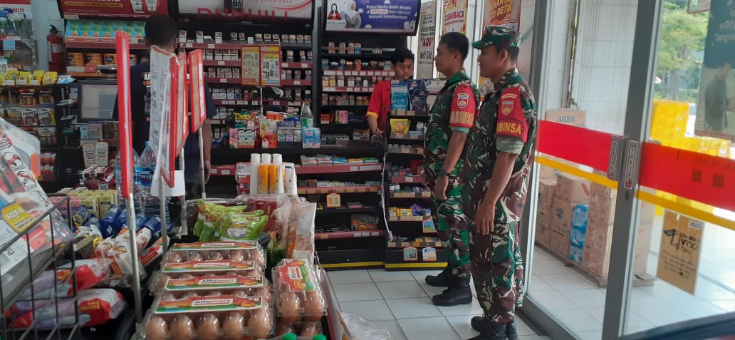 Keliling Titik Keramaian, Babinsa Perkuat Keamanan dan Kedekatan dengan Warga