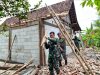 Tangan-Tangan Gotong Royong Bersatu, Babinsa Hadir Wujudkan Rumah Layak Huni untuk Warga