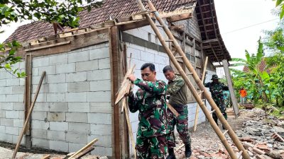 Tangan-Tangan Gotong Royong Bersatu, Babinsa Hadir Wujudkan Rumah Layak Huni untuk Warga